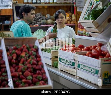 MENDOZA, ARGENTINA, 19/12/2017. Greengrocery, vendita di verdure e frutta, Mercado Central, Mendoza City. Foto: Axel Lloret / www.allofotografia.co Foto Stock