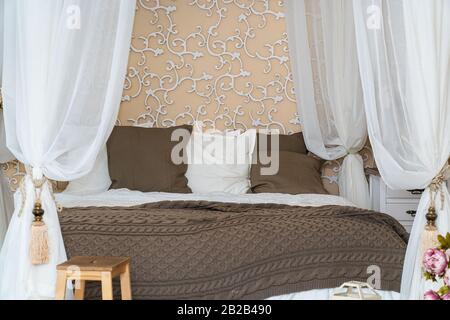 Grande letto matrimoniale nella camera da letto con due cuscini Foto Stock