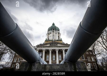 Armi navali da 15 pollici della seconda guerra mondiale si trovano sul piazzale del Museo della Guerra Imperiale, Lambeth Road, Londra, Inghilterra, Regno Unito Foto Stock