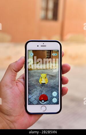 Tarragona, SPAGNA - 18 LUGLIO: Qualcuno che gioca il gioco Pokemon Go nel suo smartphone il 18 luglio 2016 a Tarragona, Spagna. Questo popolare gioco mobile è stato r Foto Stock