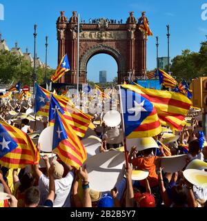 Barcellona, SPAGNA - 11 SETTEMBRE: La gente partecipa a un rally a sostegno dell'indipendenza della Catalogna l'11 settembre 2016 a Barcellona, Spagna, d. Foto Stock