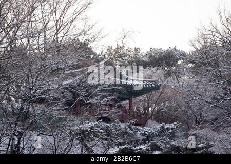 Architettura tradizionale coreana in montagna in una giornata innevata Foto Stock