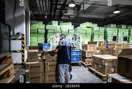 Pechino, CINA - 03 GIUGNO 2019: Moderna automazione della produzione di magazzini in Cina. Foto Stock