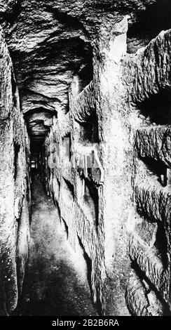 La foto mostra i cimiteri sotterranei di Roma come erano fino al 4th secolo. La foto mostra un corridoio nel più antico complesso del 2nd secolo nel cimitero di Domitilla con camere sepolcrate in morbida pietra tufo in corridoi che erano larghi 60 - 80 cm e alti 2-8 m. Questa forma di sepoltura era già nota agli ebrei romani e fu adottata dai primi cristiani. Le catacombe cadde nell'oblio nel Medioevo e furono riscoperte per caso nel 16th secolo. Foto Stock