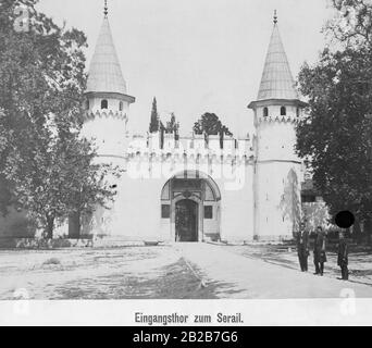 La porta d'ingresso al Palazzo Topkapi di Istanbul, che è servito per secoli come la residenza e la sede del governo dei sultani ottomani e il centro amministrativo dell'Impero Ottomano. La foto è ondulata. Foto Stock