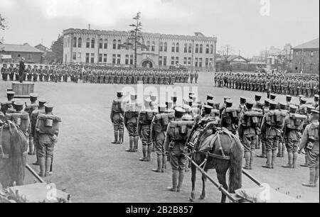 Una divisione dell'esercito giapponese prende il giuramento di fedeltà all'imperatore giapponese nella sede del Primo Reggimento. Vengono poi spediti direttamente sulla terraferma asiatica. Foto Stock