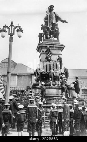 I cadetti della Tokyo Naval School of the Imperial Japanese Navy salgono la statua del comandante Hirose a Tokyo per pulirla. Foto Stock