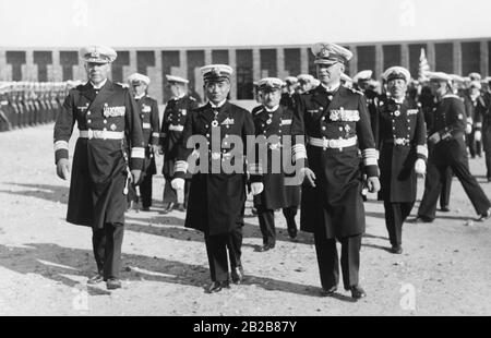 Il personale navale della Marina Imperiale Giapponese che visita la Germania al Memoriale Navale di Laboe vicino a Kiel. Gli ufficiali giapponesi sono accompagnati da membri del personale navale tedesco. F.l. Ammiraglio Posteriore Mewis, Ammiraglio Posteriore Kobayashi E Ammiraglio Albrecht. Foto Stock