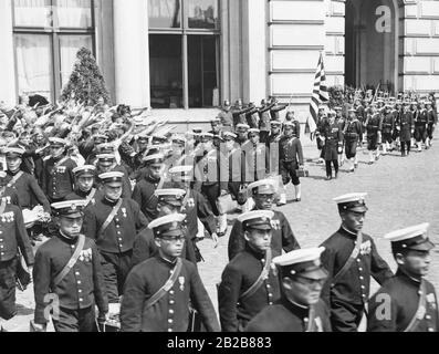 L'equipaggio dell'incrociatore Ashigara della Marina Imperiale Giapponese durante una sfilata a Berlino. Foto Stock