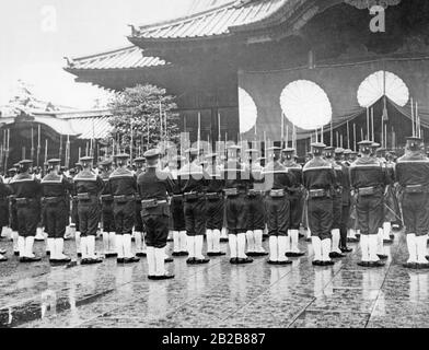 I marinai della Marina Imperiale Giapponese si allinearono davanti al Santuario di Yasukuni a Tokyo, Giappone, per commemorare i soldati caduti in occasione del Festival della Mietitura. Foto Stock