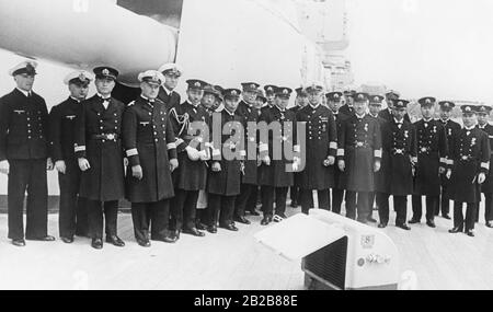 Un gruppo di ufficiali della Marina Imperiale Giapponese che visitano la nave blindata 'Deutschland' durante un viaggio in Germania. Foto Stock