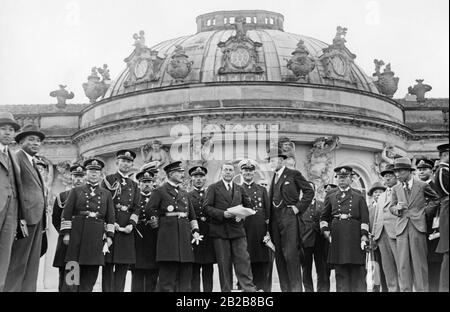Un gruppo di ufficiali della Marina Giapponese è accolto a Potsdam dall'ammiraglio tedesco Behmke (con falcetto). Foto Stock