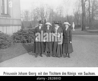 La seconda moglie del Principe Johann Georg di Sassonia, Maria Immacolata Cristina Pia Isabella di Borbone-Sicilia, con le figlie dell'ultimo Re di Sassonia, Friedrich August III, Carola Wilhelmina, Anna Monika Pia e Maria Alix Luitpolda. Foto Stock