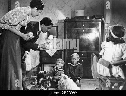 Una famiglia dei primi anni del 20th secolo, i due figli indossano i costumi da marinaio che erano moderni all'epoca. Foto Stock