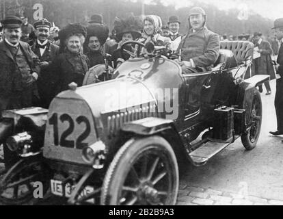 Al terzo Prinz-Heinrich-Fahrt nel giugno 1910, il Dr. Lilli Sternberg è presente con il numero 122. Era l'unica donna a guidare la sua auto su tutta la distanza. Foto Stock