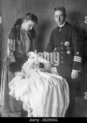 Principe Adalberto di Prussia, figlio dell'imperatore Guglielmo II, con la moglie Adelheid Erna di Sachsen-Meiningen e la loro prima figlia Victoria Marina nel 1917. Il loro figlio Wilhelm Victor nacque due anni dopo. Foto Stock