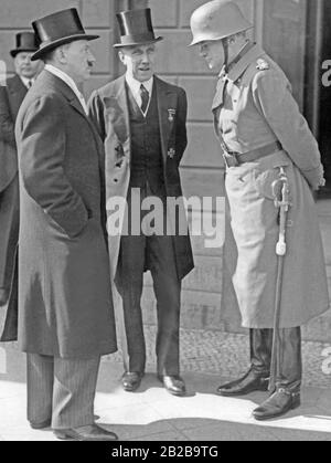 Il vice cancelliere Franz von Papen (centro) si trova a Berlino insieme al cancelliere Adolf Hitler (a sinistra) e al ministro della guerra di Reich Werner von Blomberg (a destra). Essi parlano in occasione della Giornata di Potsdam, le celebrazioni per l'apertura del Reichstag il 21 marzo 1933. Foto Stock