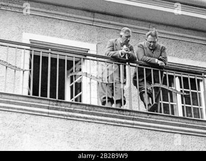 Il vice cancelliere Franz von Papen e il ministro prussiano dell'interno Hermann Goering sul balcone della tenuta di Neudeck alla falce del presidente di Reich Paul von Hindenburg. Parlano della successione del Presidente del Reich. Foto Stock