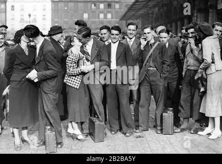 I reseristi si riuniscono Alla Gare de l'Est per iniziare il loro servizio militare di due anni. La fotografia mostra scene di addio alla Stazione Est di Parigi. Nel 1938 si verificò La Crisi Sudeten, durante la quale la Francia mobilitò anche i suoi reseristi. Foto Stock