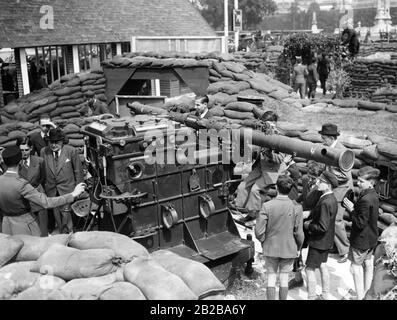 Mobilitazione in Francia nelle ultime settimane di pace prima della Seconda guerra mondiale. Nel corso della Security Exhibition, una strada completa viene ricostruita in stato di allerta. La mostra sarà aperta il 16.6.1939 a Parigi, di fronte alla Cattedrale Invaliden di Edouard Daladier. La foto mostra i civili che guardano una mitragliatrice. Foto Stock