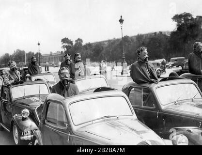 A Parigi, le donne volontarie sono addestrate per la difesa aerea. La fotografia mostra un raduno di volontari in auto sulla piazza di fronte alla Cattedrale di Invaliden, in attesa del segnale di partenza. Foto Stock