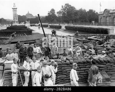 Mobilitazione in Francia nelle ultime settimane di pace prima della Seconda guerra mondiale. Nel corso della Security Exhibition, una strada completa viene ricostruita in stato di allerta. La mostra sarà aperta il 16.6.1939 a Parigi, di fronte alla Cattedrale Invaliden di Edouard Daladier. L'immagine mostra una trincea fatta di sacchi di sabbia, al centro è una mitragliatrice per la difesa dell'aria. Foto Stock