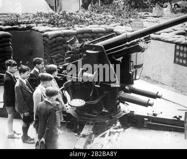 Mobilitazione in Francia nelle ultime settimane di pace prima della Seconda guerra mondiale. Nel corso della Security Exhibition, una strada completa viene ricostruita in stato di allerta. La mostra sarà aperta il 16.6.1939 a Parigi, di fronte alla Cattedrale Invaliden di Edouard Daladier. L'immagine mostra i ragazzi che guardano una mitragliatrice. Foto Stock