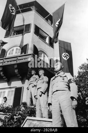 Tre funzionari in piedi come relatori sui gradini di fronte alla torretta, durante l'inaugurazione del William Frick Gauschule (Scuola Gau) a Soldin (Mylsliborz), poi appartenente al Neumark, al Brandeburgo. (immagine non ondulata) Foto Stock