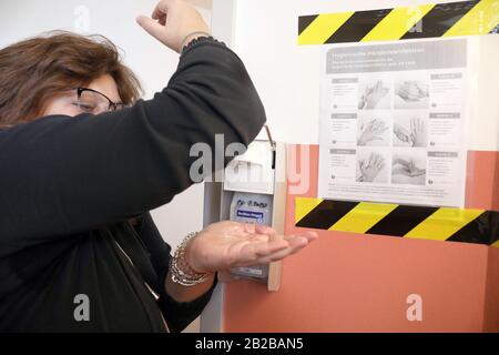 02 marzo 2020, Renania Settentrionale-Vestfalia, Gangelt: Un assistente medico disinfetta le mani in una pratica. A causa del nuovo coronavirus, i disinfettanti sono in breve fornitura nella Renania. (A dpa/lnw "isinfectants in Rhineland in breve fornitura: Quantità annuale venduta") Foto: Oliver Berg/dpa Foto Stock