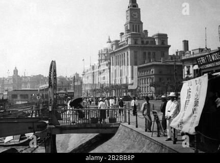 Vista lungo una strada sul fiume Hunagpu. Sulla destra c'è l'ufficio doganale. Foto Stock