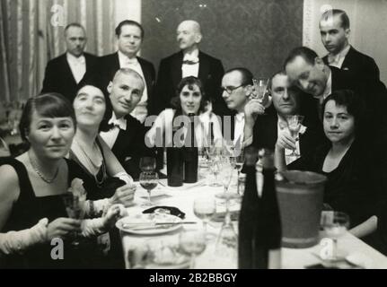 La tavola della Secessione di Berlino al Presseball. Da Sinistra A Destra: Fritsch, Abramcyck, Ernst Frisch, Ludwig Dettmann, Miss Hauker, Wolf Rohricht, Dr. Hartmann, Charl. Berend-Corinto, Prof. Max Pechstein. Foto Stock