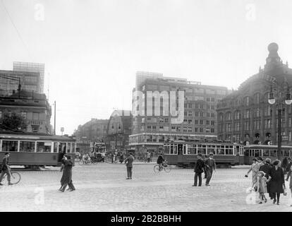 Alexanderplatz Di Berlino. Sulla destra, il grande magazzino Hermann Tietz, al centro della stazione S-Bahn. Foto Stock