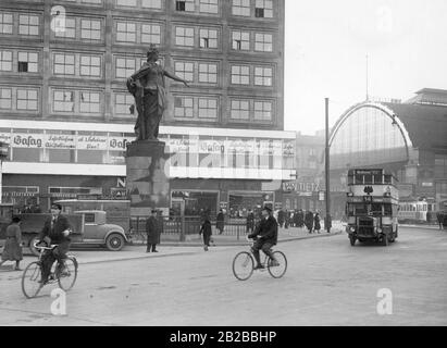 Alexanderplatz a Berlino con la statua di Berolina, proprio sulla stazione della S-Bahn. Foto Stock