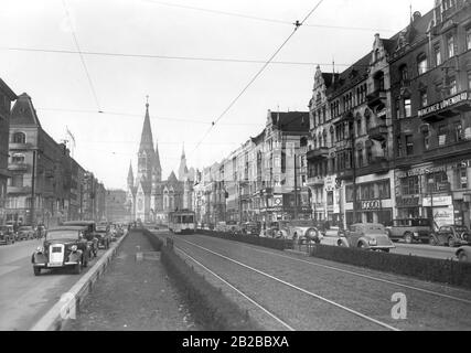 La Tauentzienstrasse A Berlino. Sullo sfondo, la Chiesa commemorativa dell'Imperatore Guglielmo. Foto Stock