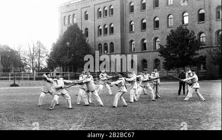 Sul campo di allenamento di una scuola di cadetto imperiale tedesca si pratica il combattimento con la baionetta. Foto Stock