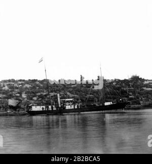 Con la nave di ricerca e la goletta di vapore 'samoa', l'esploratore Prof. Dr. Otto Finsch e il capitano Eduard Dallmann intrapresero vasti viaggi di ricerca nei mari del Sud nel 1884 per conto del consorzio formato da Adolph von Hansanemann. Durante questi viaggi esplorativi sono stati stabiliti rapporti con i nativi e le acquisizioni di terra sono state praticate anche su molte isole. Foto Stock