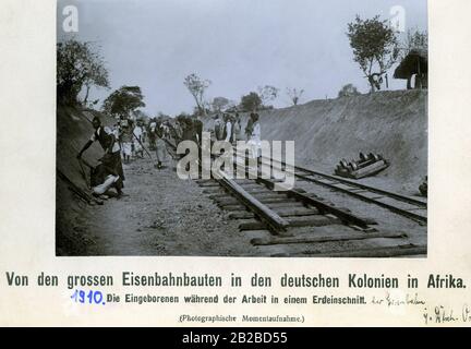 La gente del posto lavora sulla nuova linea ferroviaria attraverso l'Africa orientale tedesca. Foto Stock