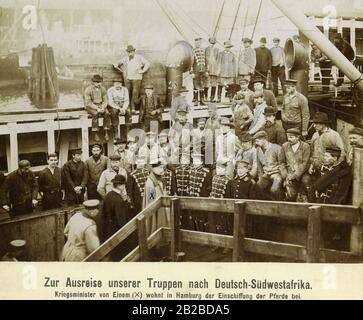 Il Ministro della Guerra Karl von Einem (contrassegnato con una X nella foto) è venuto a vedere l'imbarco di cavalli su un trasportatore di guerra ad Amburgo.Intorno a lui sono truppe tedesche che vanno in guerra contro l'erero insurreente. Foto Stock