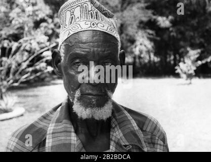 Ritratto di un ex Askari della Schutztrabppe tedesca di ufficiale Paul von Lettow-Vorbeck in Africa orientale. La foto è ondulata. Foto Stock