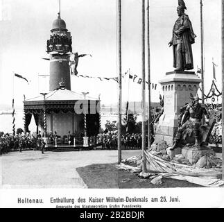 Solenne inaugurazione del Memoriale dell'Imperatore Guglielmo a Holtenau da parte del nipote imperatore Guglielmo II Cinque anni prima, l'attuale canale di Kiel (fino al 1948 Kaiser Wilhelm Canal) era stato aperto. Davanti al podio a sinistra: Il Segretario di Stato Conte Posadowsky durante il suo discorso all'Imperatore. Guglielmo II è sul podio a sinistra, a destra è Augusta Victoria. Foto Stock