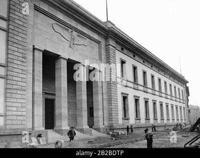 I lavori finali di costruzione della Cancelleria del nuovo Reich nella Wilhemstrasse di Berlino sono completati. L'area esterna è disposta. Foto Stock