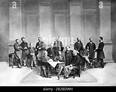 Il Ministro degli Esteri austriaco-ungherese, Conte Andrassy (centro foto), con i membri della sua delegazione al Congresso di Berlino del 1878. Nella foto in prima fila: Baron Haymerle, conte Andrassy e conte Karoly. Nella seconda fila Hofrat Doczi, vicario giudiziario Semeleder, consigliere von Ascher, tenente colonnello von Thoemmel. Inviato von Teschenberg, Consigliere d'ambasciata Baron Huebner, Kosjek, Consigliere d'ambasciata Baron Mayr, Segretario della Corte von Pechy e Consigliere di Legazione Baron Pasetti. Foto Stock