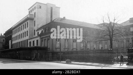 Primo colpo della Cancelleria del nuovo Reich a Berlino. Sulla destra si trova la parte vecchia, sulla sinistra si trova l'estensione della Cancelleria del Reich. Foto Stock