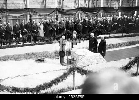 Cerimonia inaugurale dell'estensione della Cancelleria del nuovo Reich con il Presidente del Reich Paul von Hindenburg. Gli ospiti stanno guardando. Foto Stock