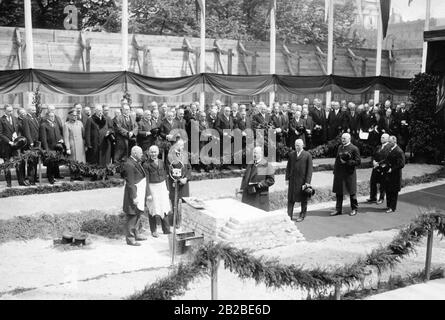 Cerimonia inaugurale dell'estensione della Cancelleria del nuovo Reich con il Presidente del Reich Paul von Hindenburg. Gli ospiti stanno guardando. Foto Stock