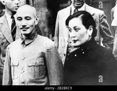 Generale Chiang Kai-shek con moglie Soong Mei-ling (intorno agli anni 40) Foto Stock