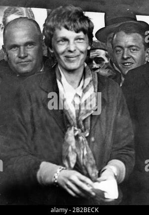 Amelia Earhart arriva con un sorriso all'aeroporto Hanwort (vicino a Londra), tornando dal suo volo transatlantico di successo. Foto Stock