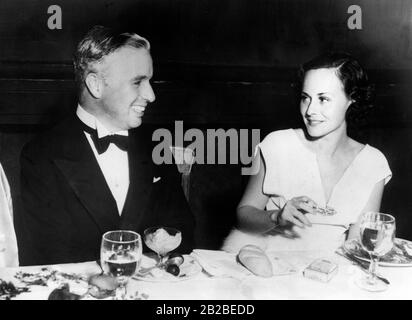 Charlie Chaplin, attore, Gran Bretagna, con la sua seconda moglie Paulette Goddard a cena. Foto Stock