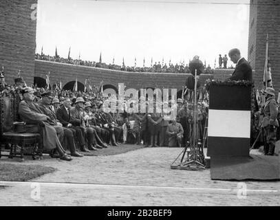 Discorso del Cancelliere Adolf Hitler all'inaugurazione del Memoriale di Tannenberg nel 1933 presso Hohenstein, Prussia orientale (oggi Osztynek, Polonia). Nella prima fila si siedono (da sinistra) il presidente del Reich Paul von Hindenburg, Hermann Goering, il vice-cancelliere Franz von Papen e il ministro del Reichswehr Werner von Blomberg. Al centro della foto, a sinistra accanto a un fotografo in ginocchio, Heinrich Hoffmann. Foto Stock