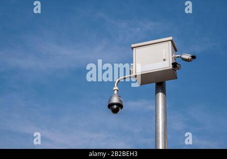 telecamera cctv di sicurezza urbana su un palo in città Foto Stock